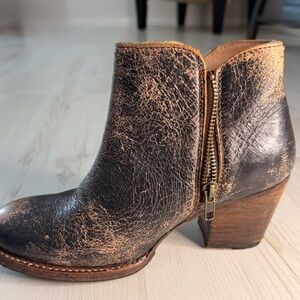 BED/STU Leather Rustic Ankle Boot with Side Zip in Distressed Black and Brown